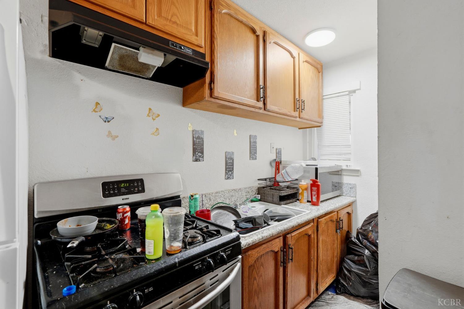 523 E 11th St, Hanford, CA 93230