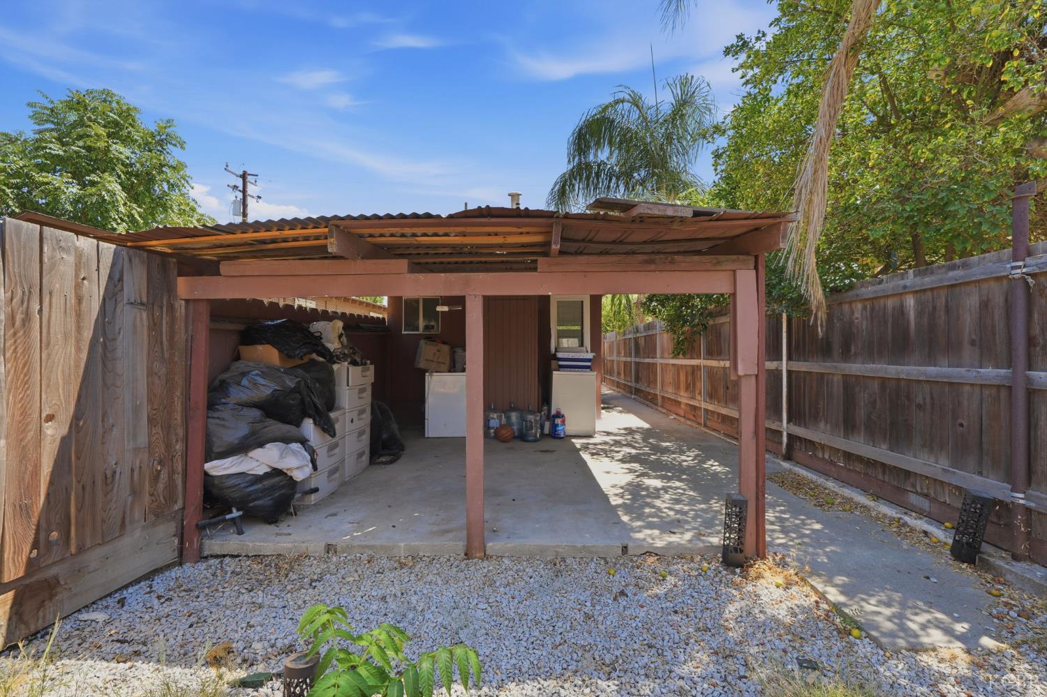 523 E 11th St, Hanford, CA 93230