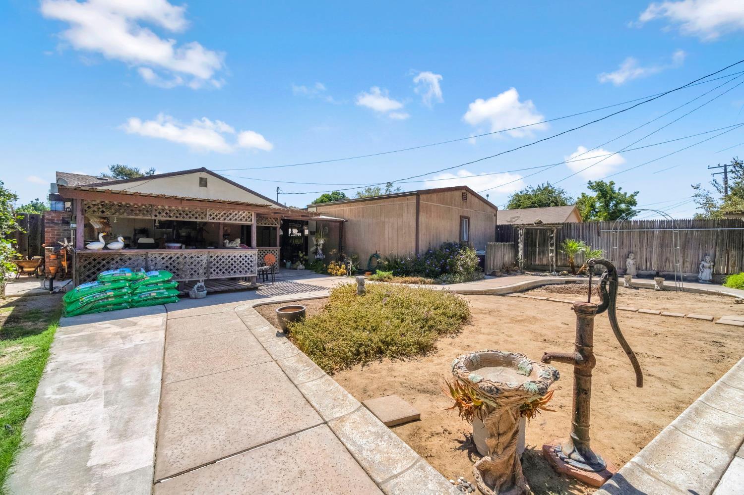 1614 N Green St, Hanford, CA 93230