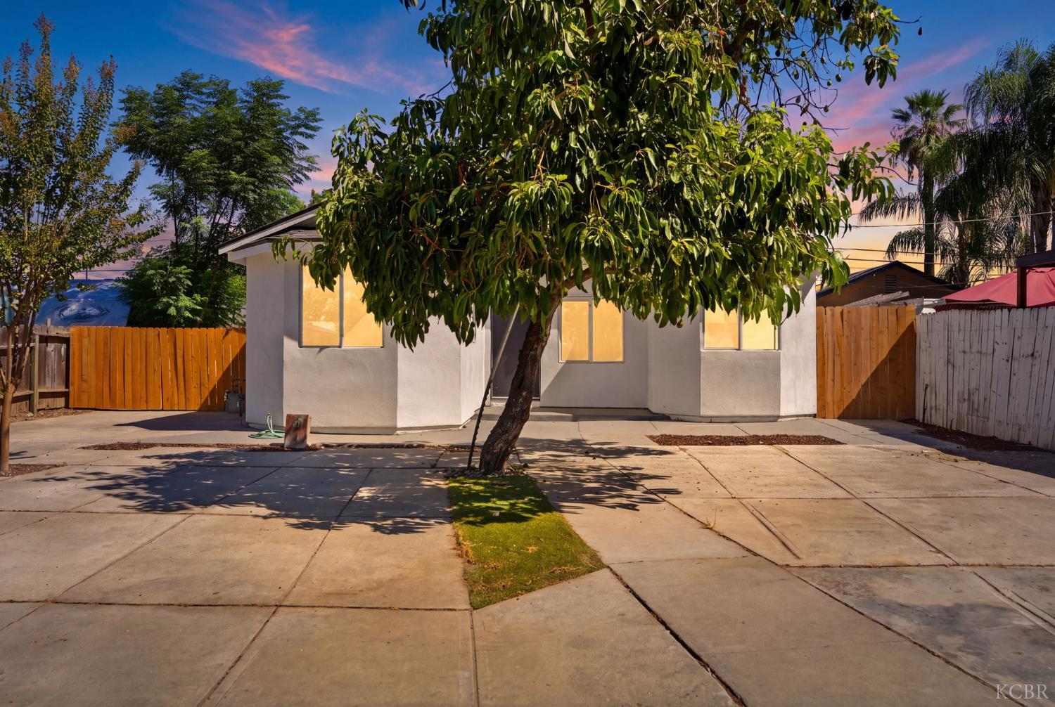 2225 E Lamona Ave, Fresno, CA 93703