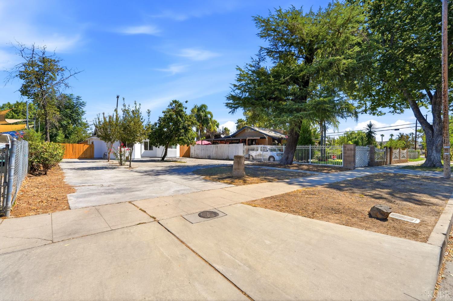 2225 E Lamona Ave, Fresno, CA 93703