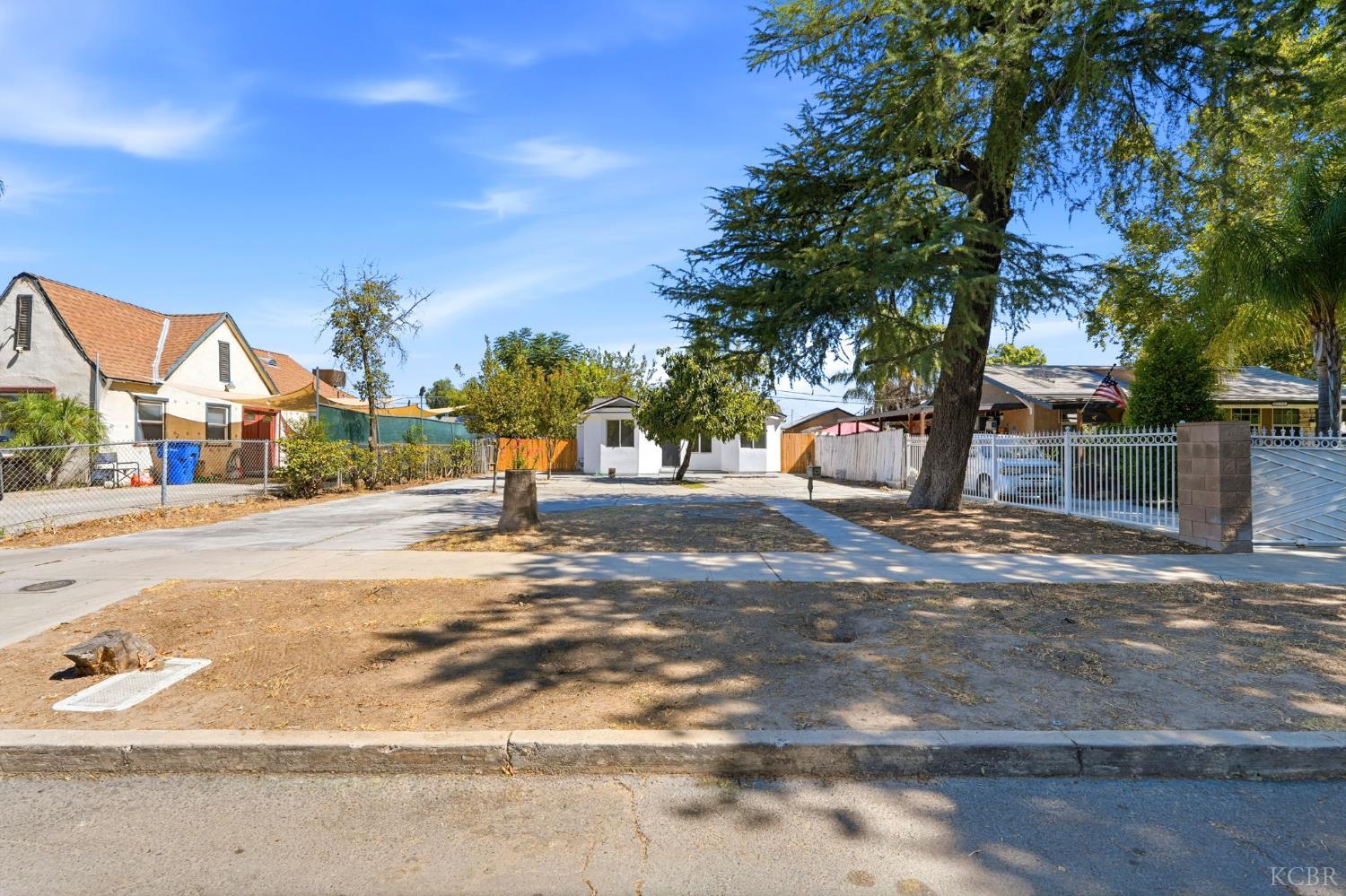 2225 E Lamona Ave, Fresno, CA 93703