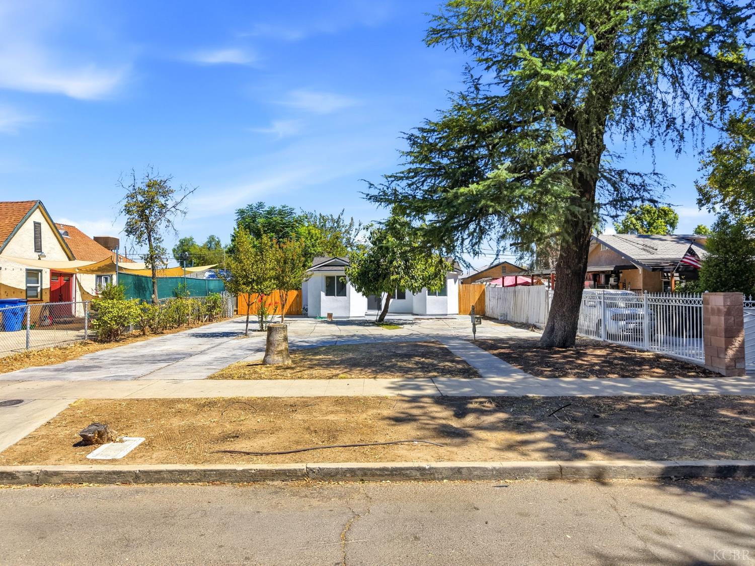 2225 E Lamona Ave, Fresno, CA 93703