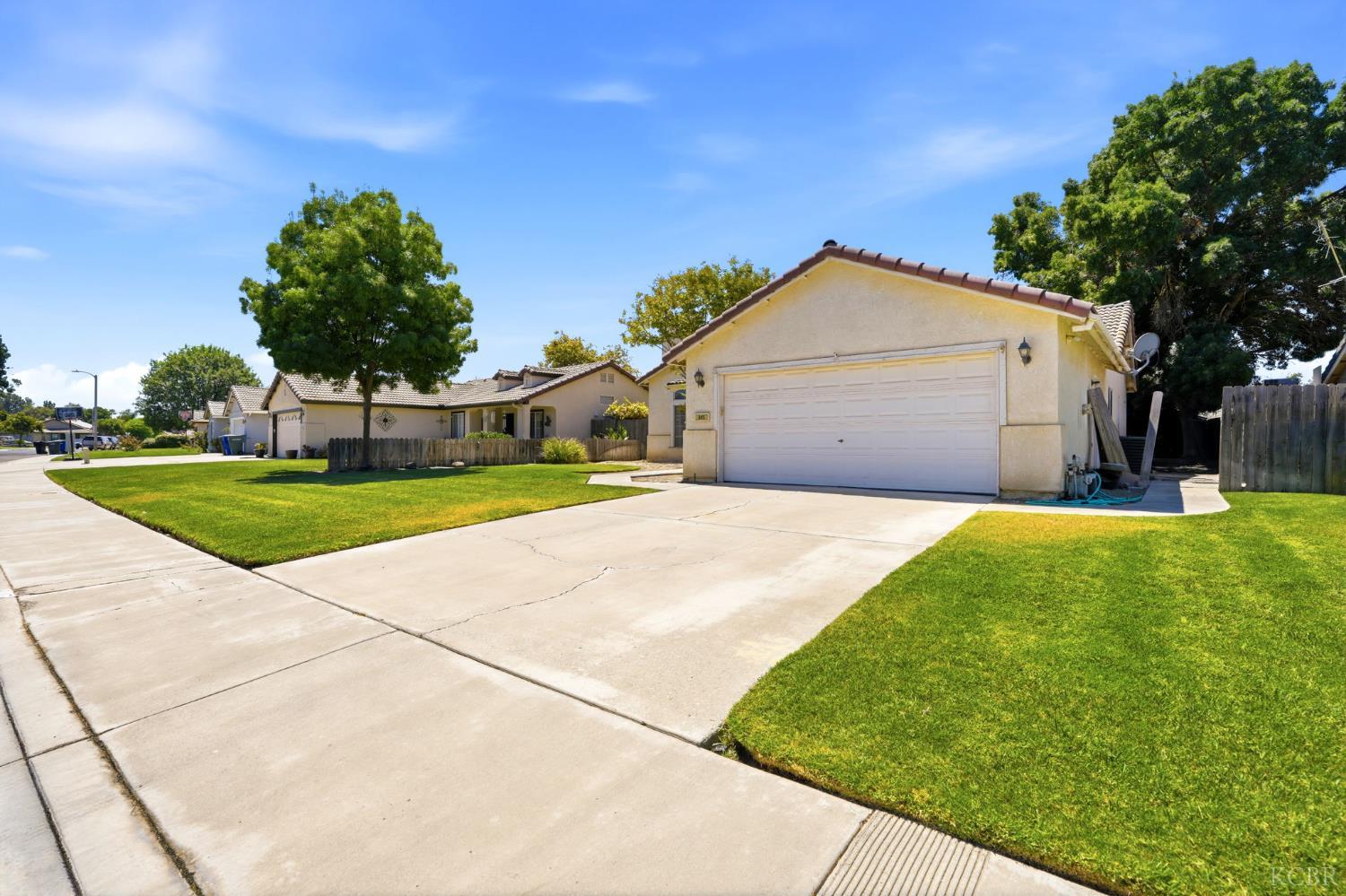 845 E Julia Way, Hanford, CA 93230