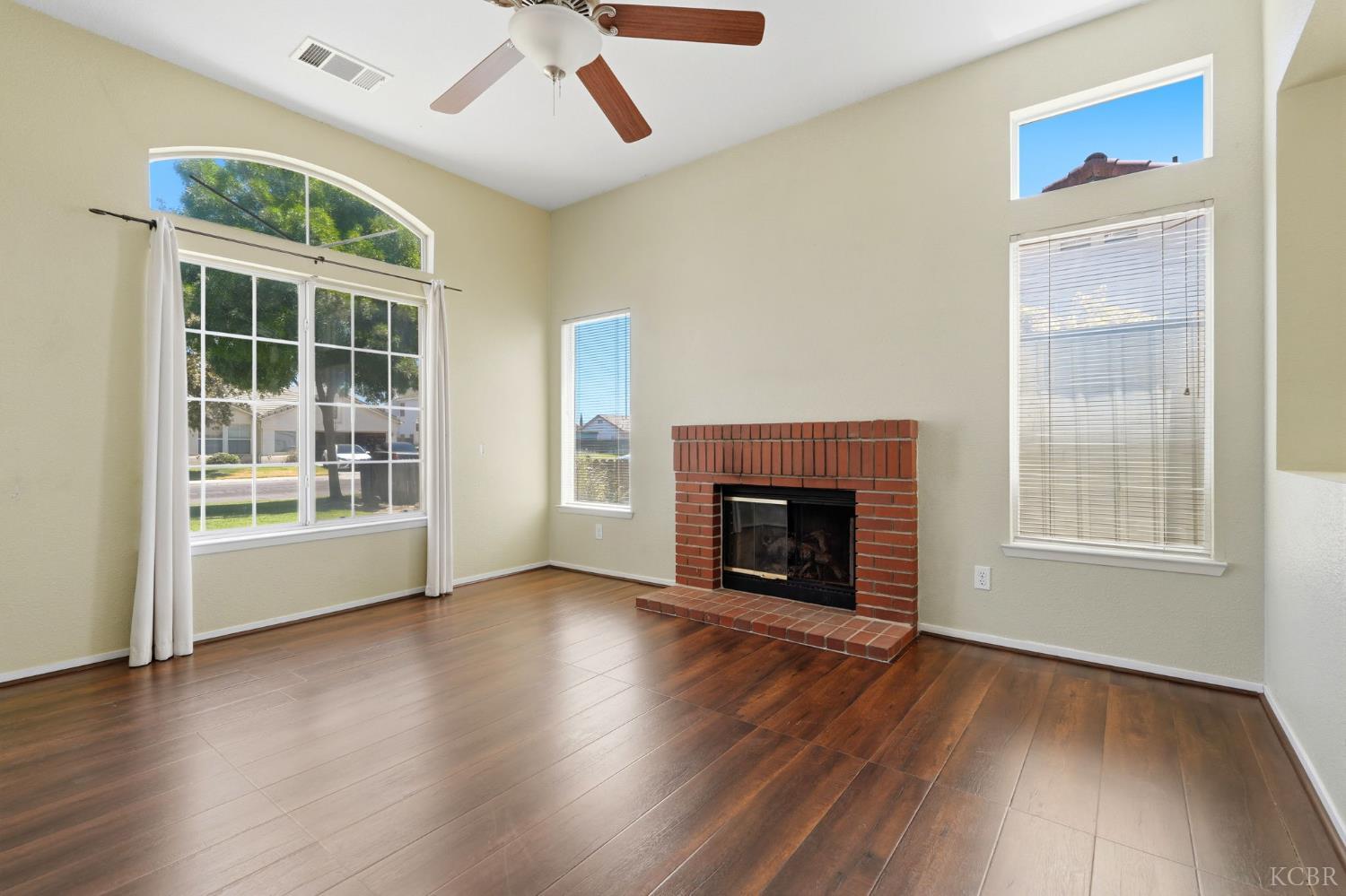 845 E Julia Way, Hanford, CA 93230