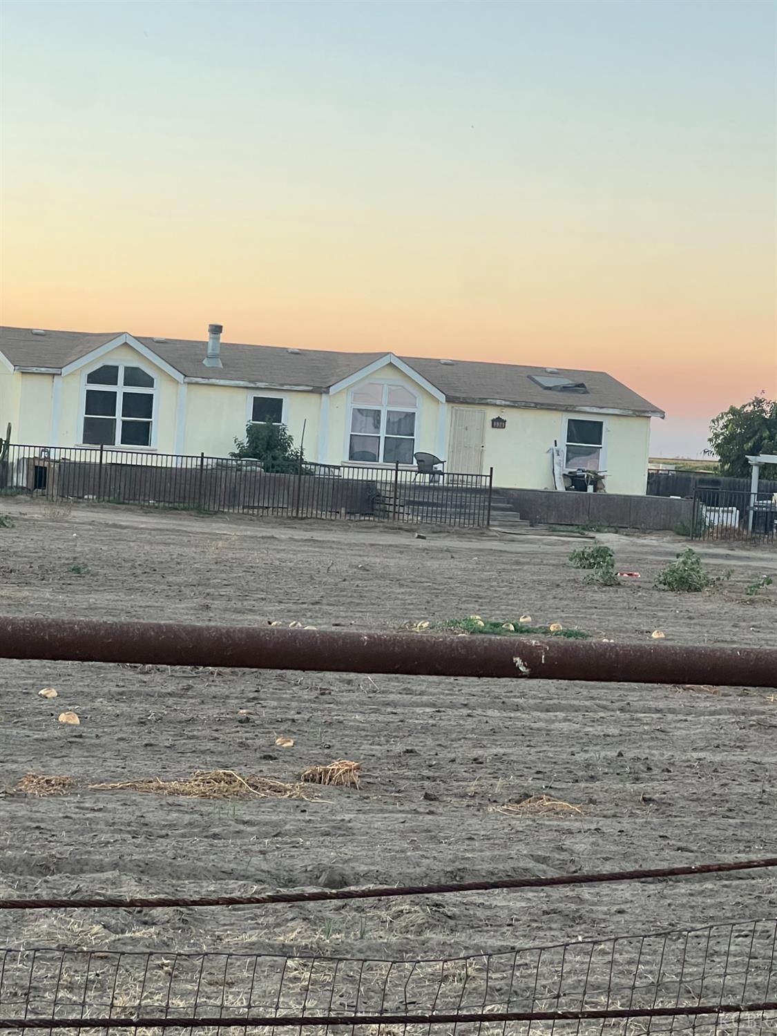 334 E Mt Whitney Ave, Laton, CA 93242