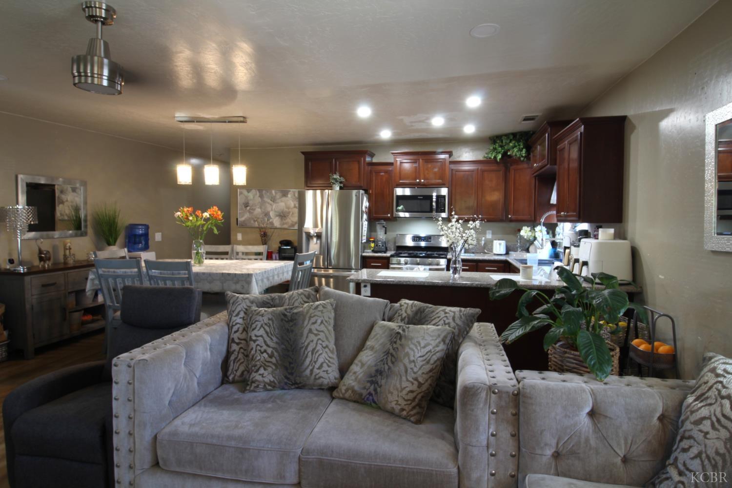 241 S F St, Tulare, CA 93274