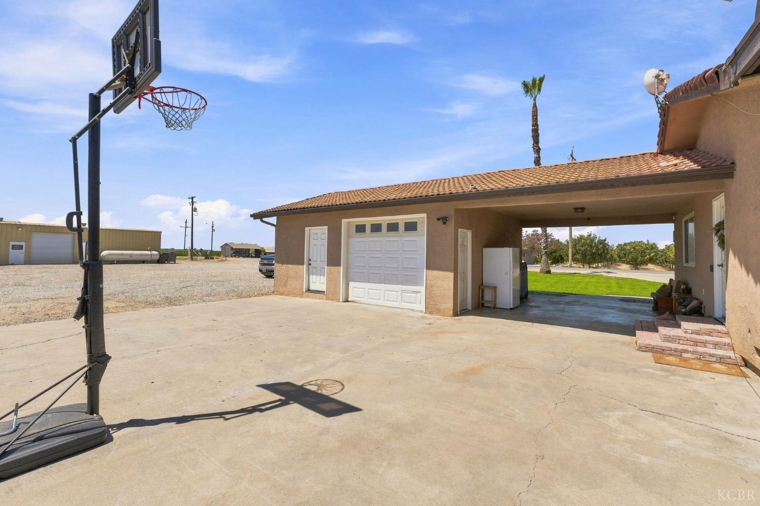 8285 15th Ave, Hanford, CA 93230