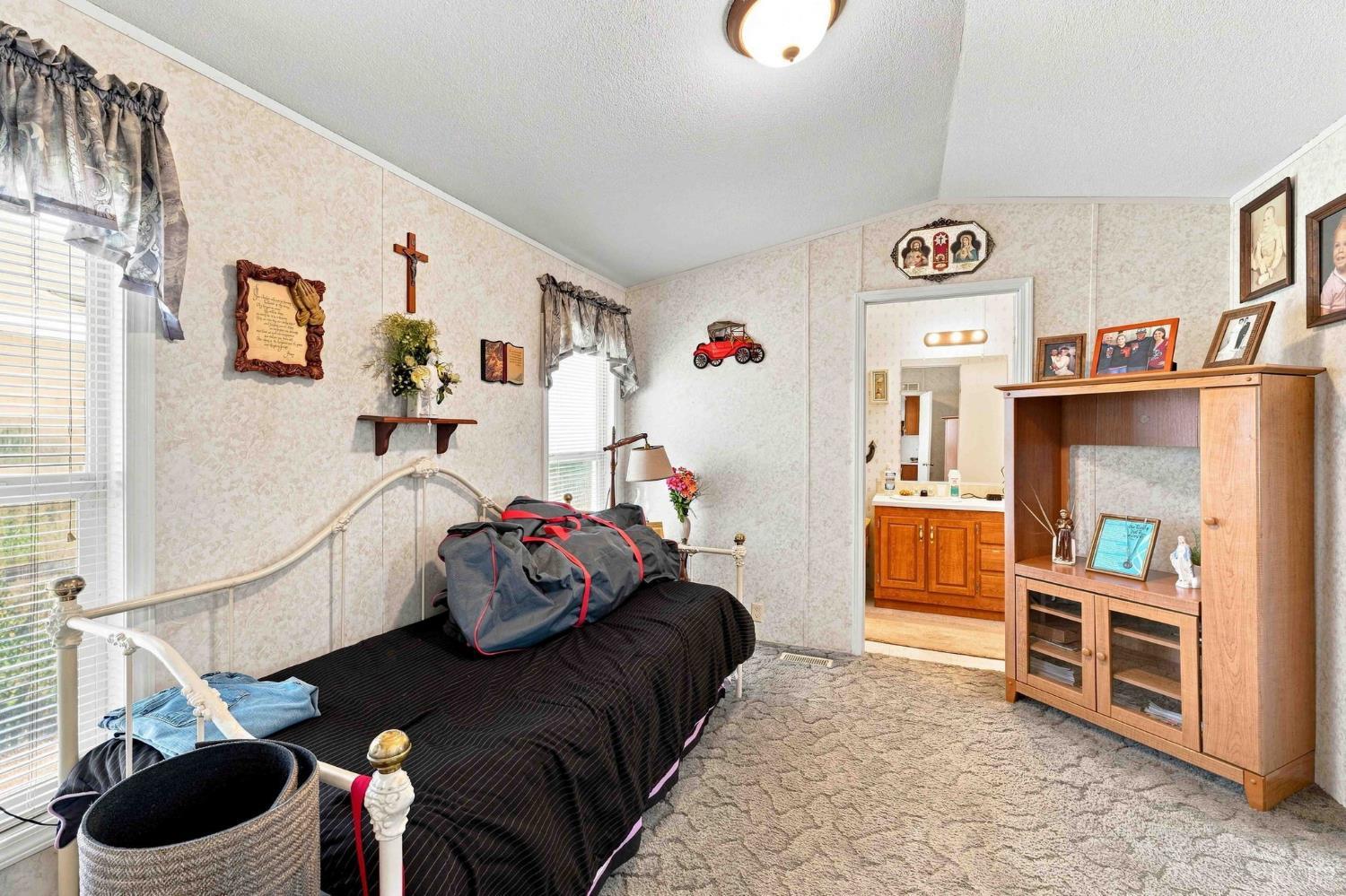 8285 15th Ave, Hanford, CA 93230