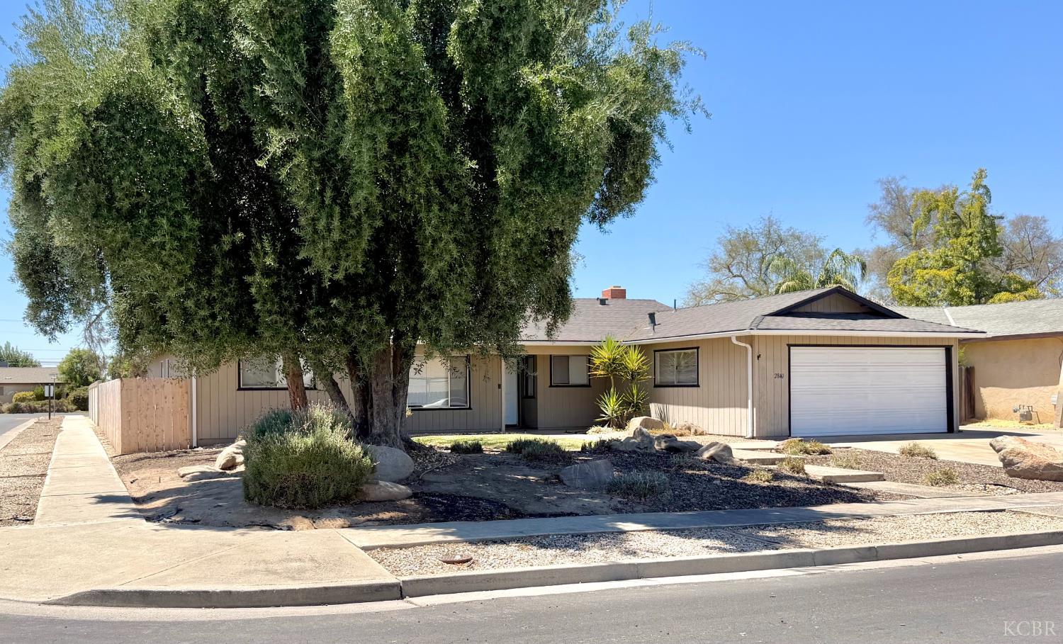 2840 Julia Cir, Hanford, CA 93230