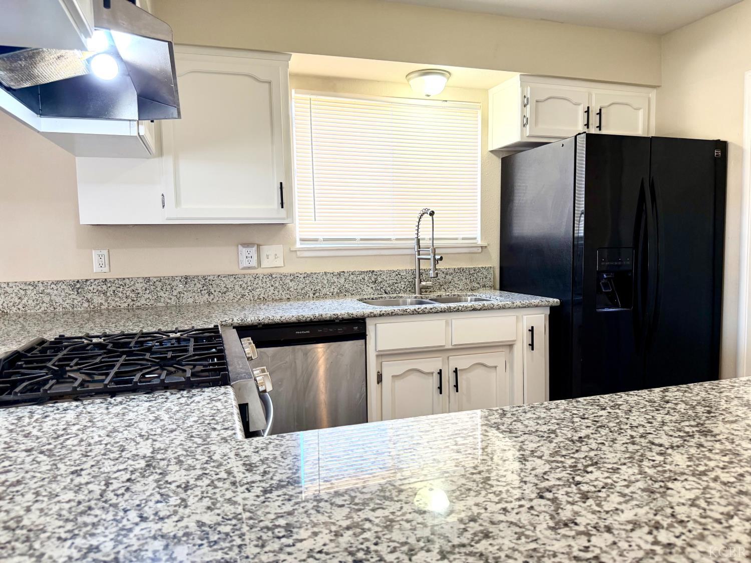 2840 Julia Cir, Hanford, CA 93230