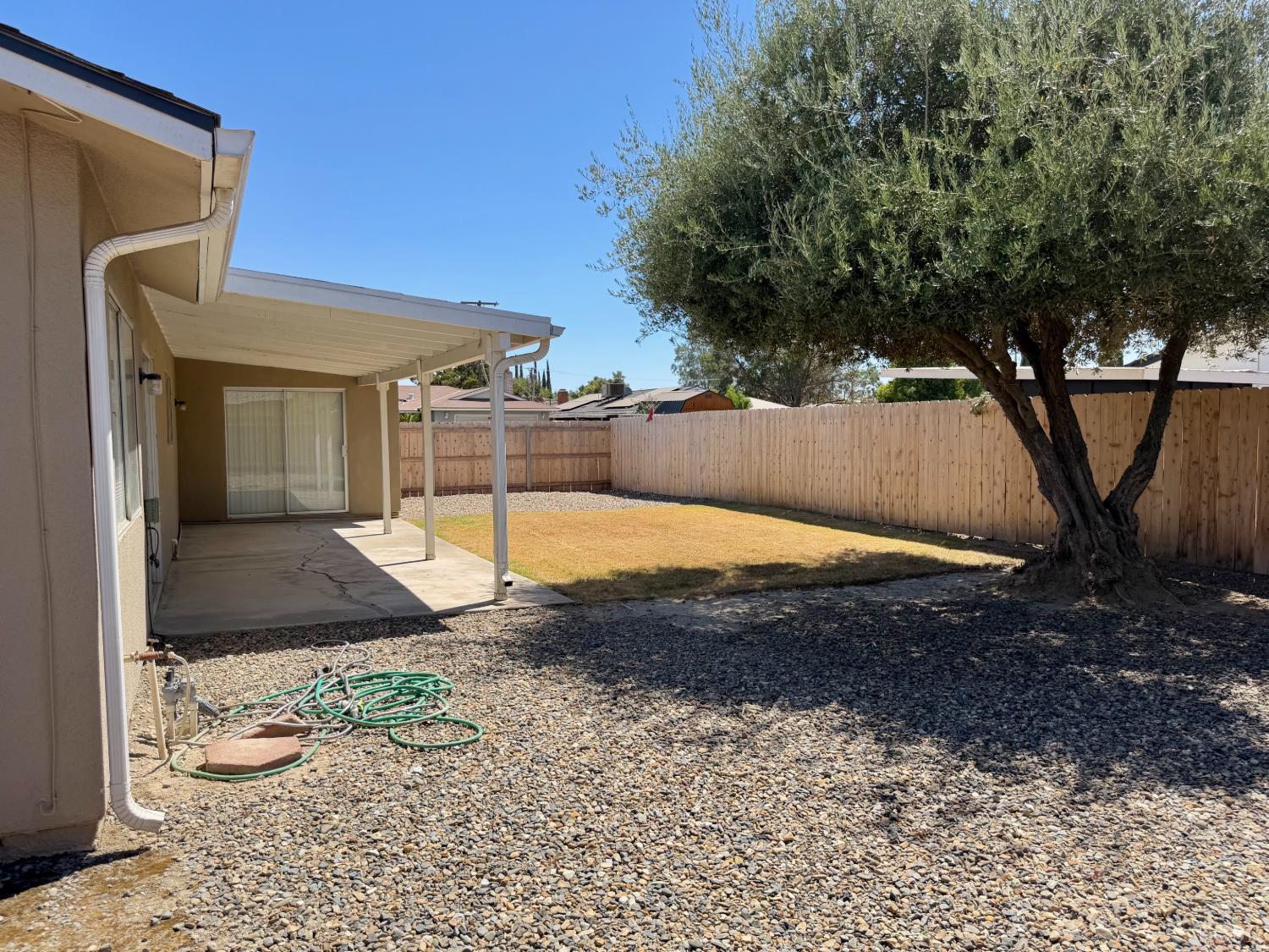 2840 Julia Cir, Hanford, CA 93230
