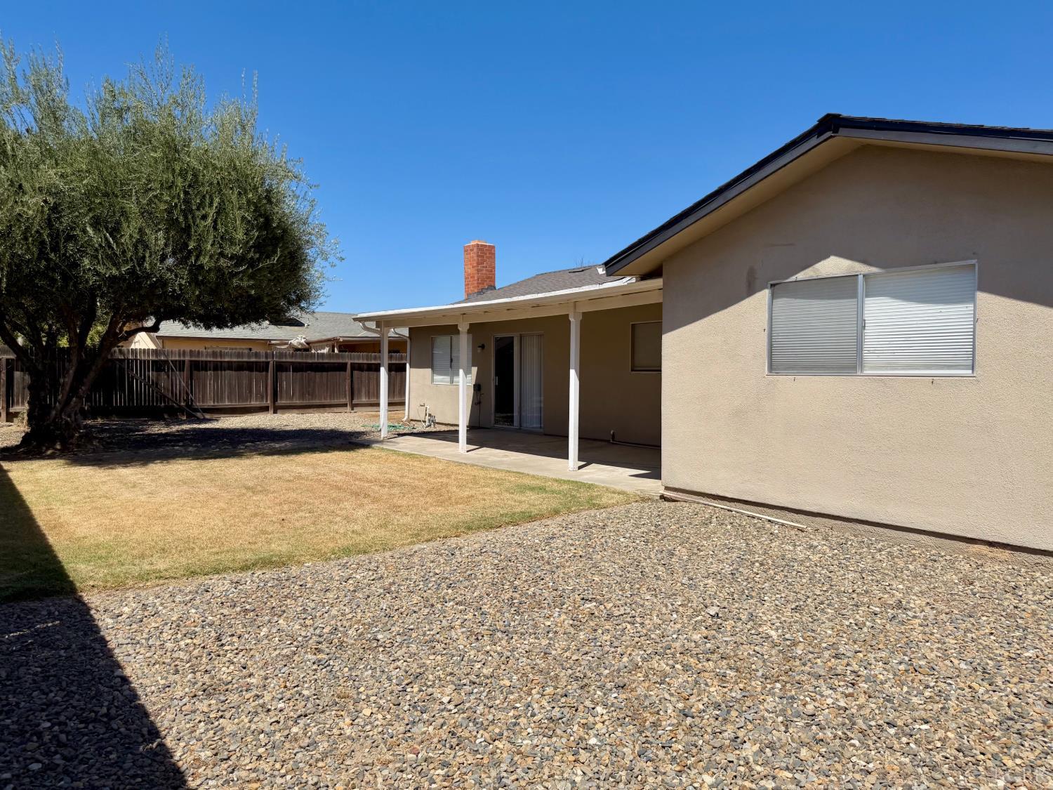 2840 Julia Cir, Hanford, CA 93230