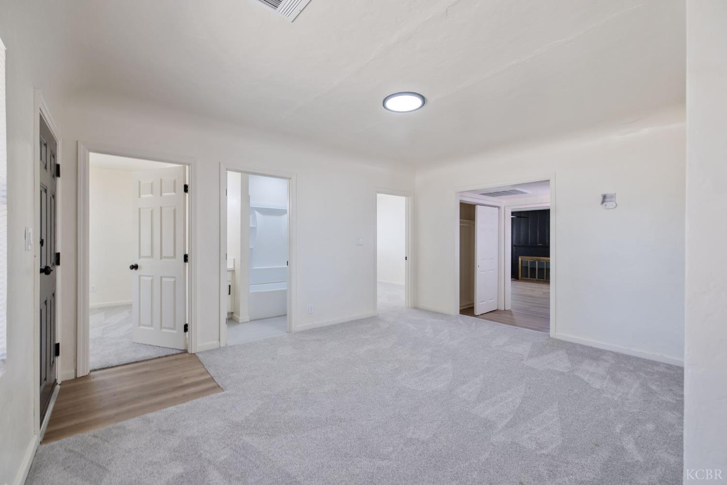 1114 N Conyer St, Visalia, CA 93291