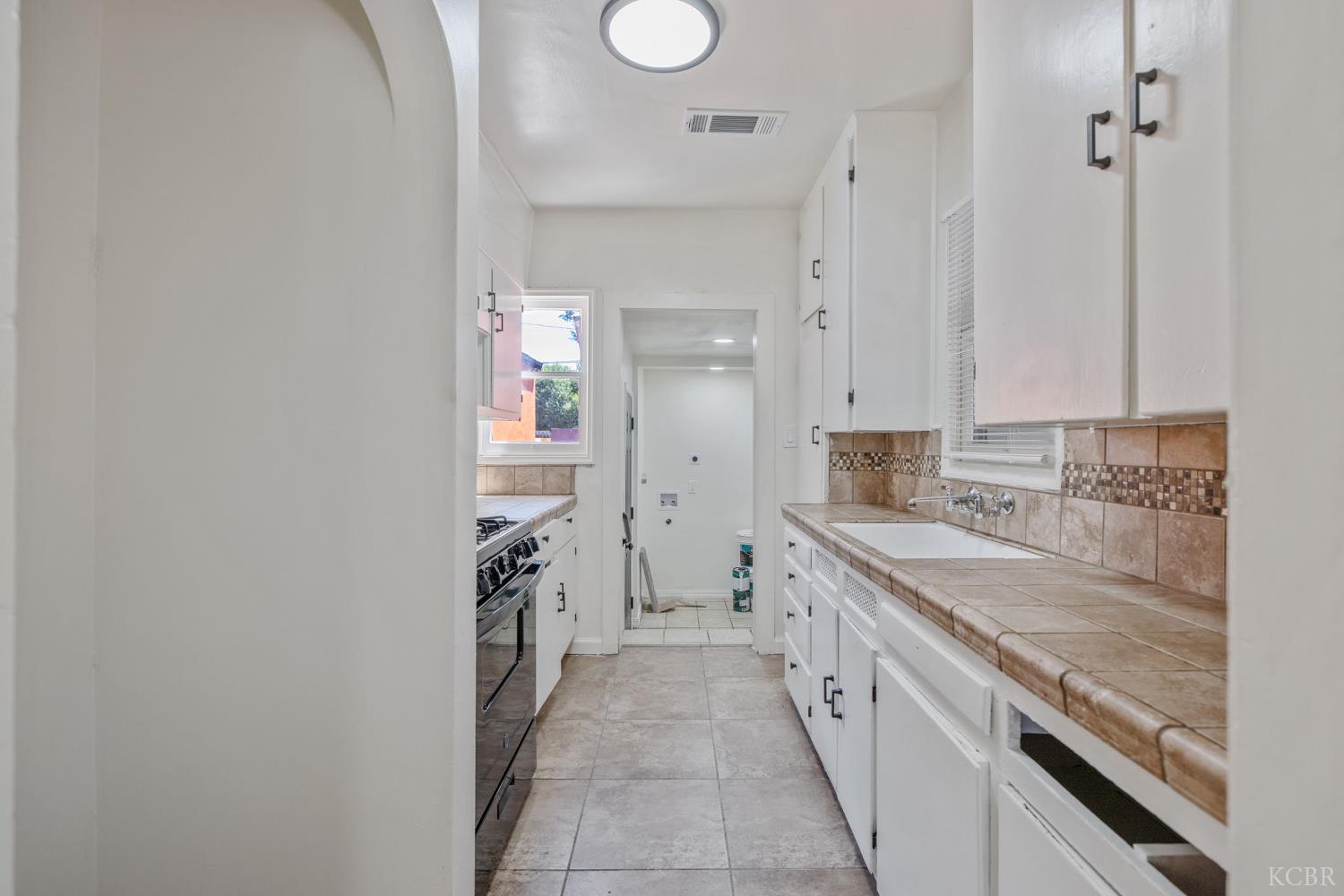 1114 N Conyer St, Visalia, CA 93291