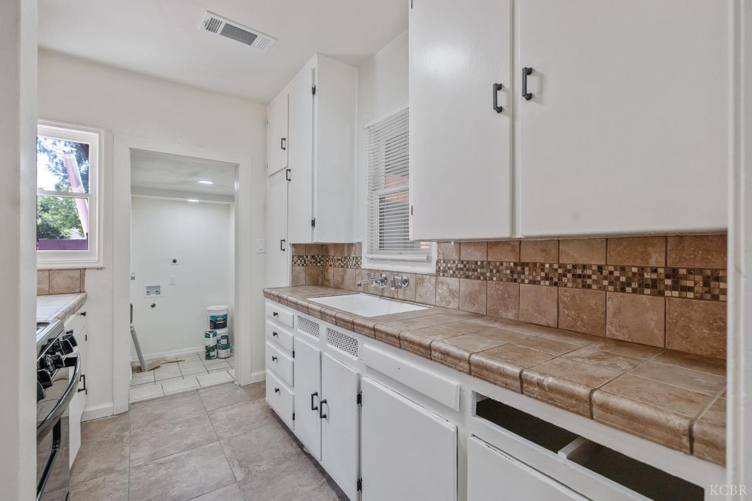 1114 N Conyer St, Visalia, CA 93291