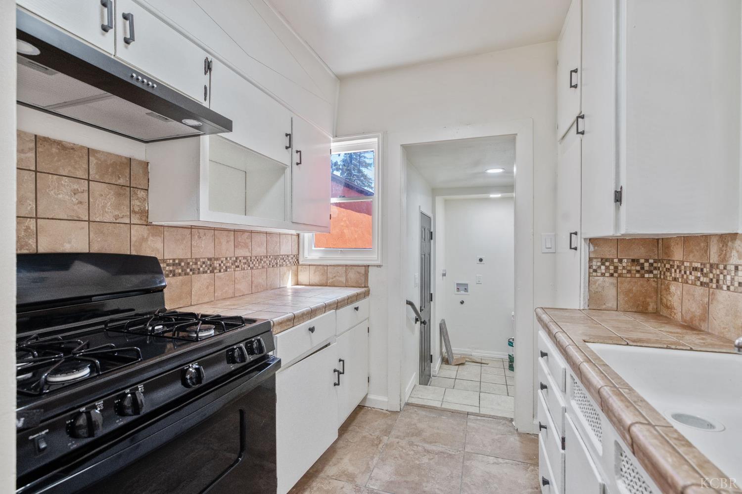 1114 N Conyer St, Visalia, CA 93291