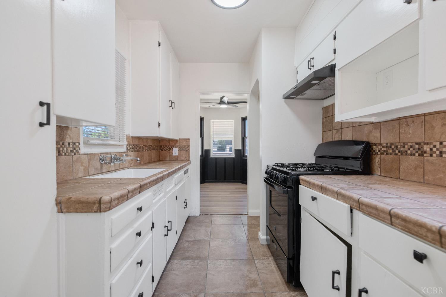 1114 N Conyer St, Visalia, CA 93291
