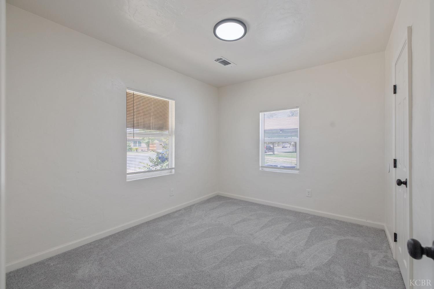 1114 N Conyer St, Visalia, CA 93291