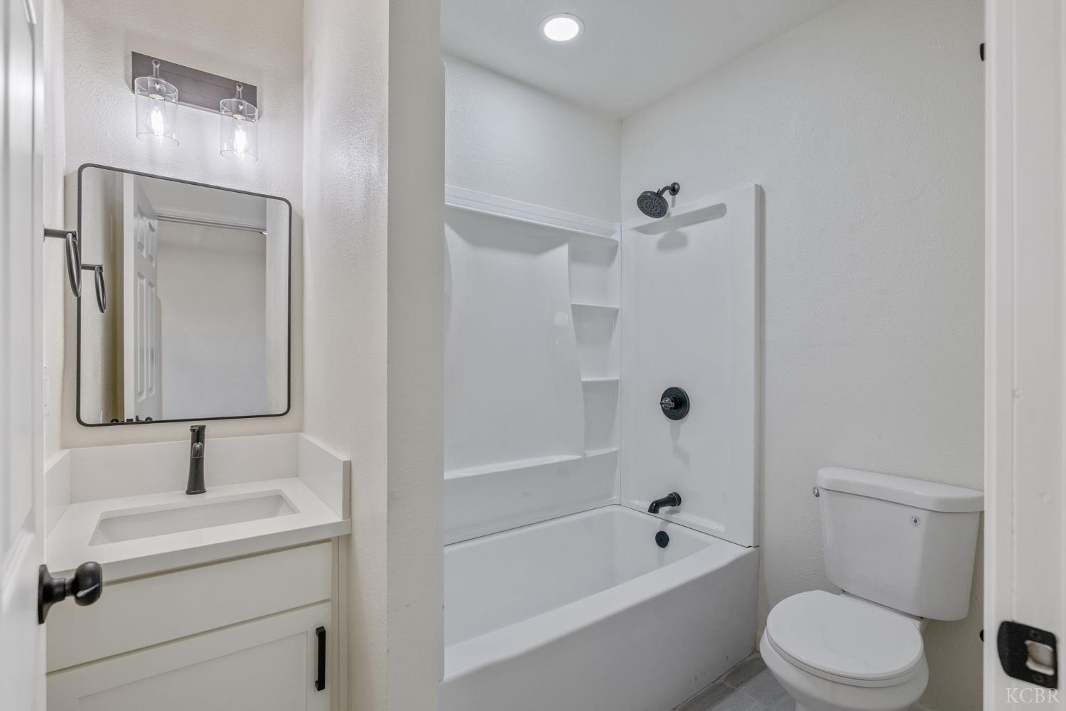 1114 N Conyer St, Visalia, CA 93291