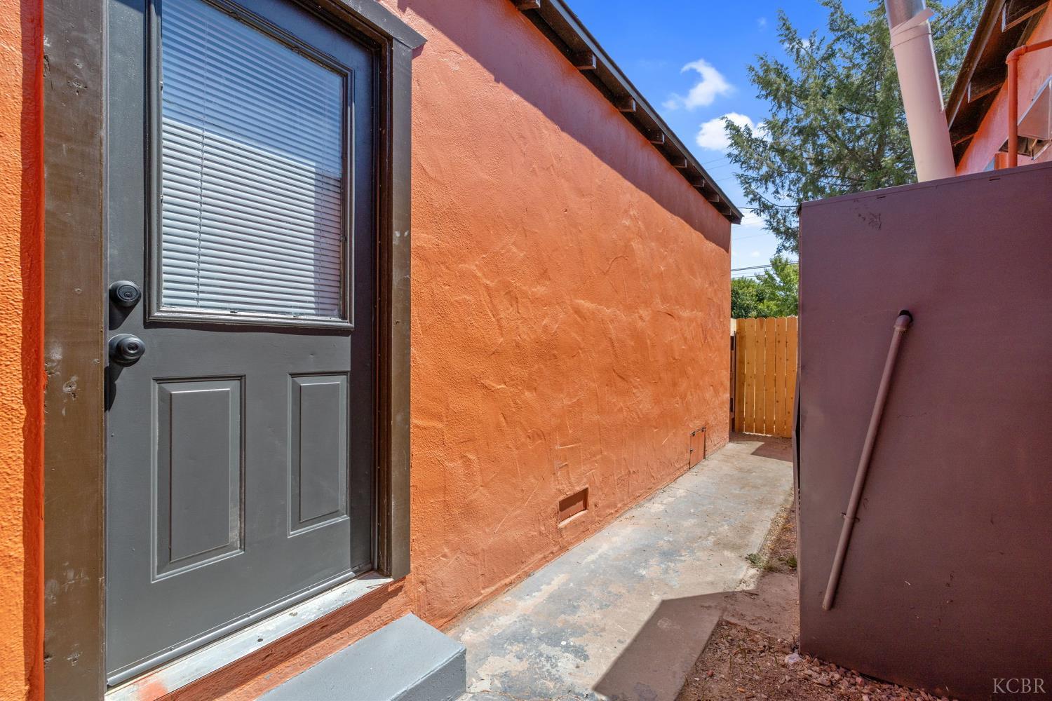 1114 N Conyer St, Visalia, CA 93291