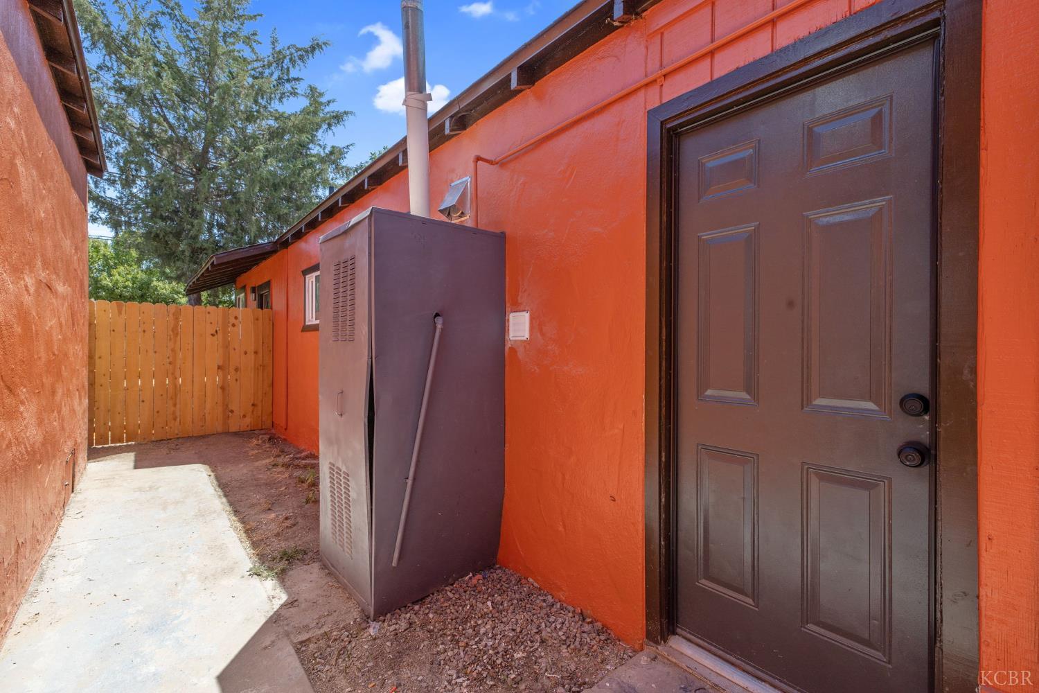1114 N Conyer St, Visalia, CA 93291