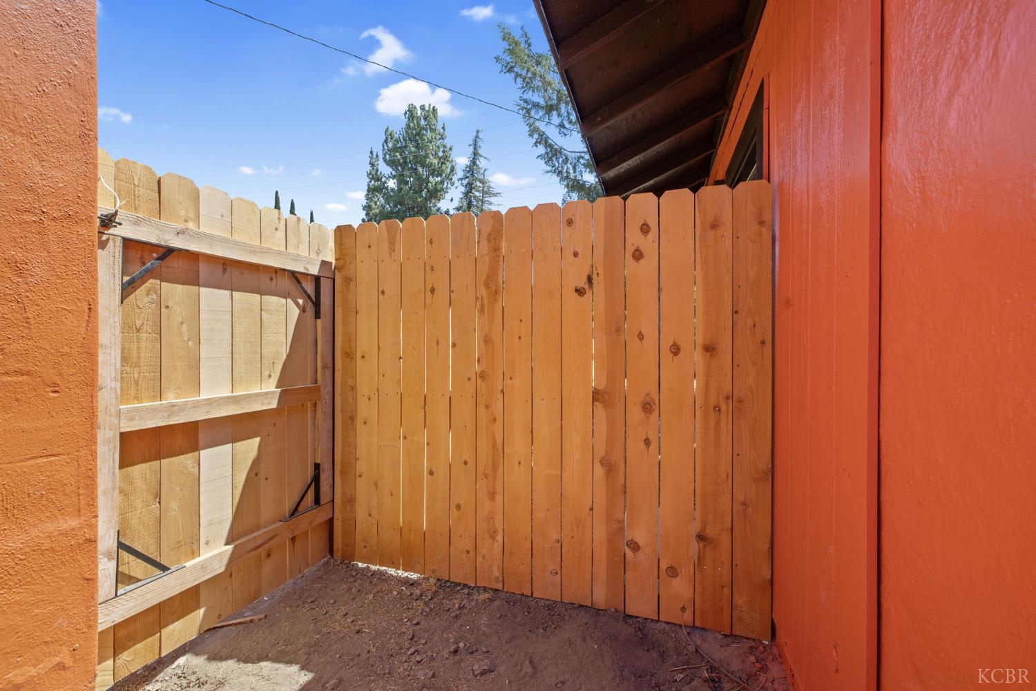 1114 N Conyer St, Visalia, CA 93291