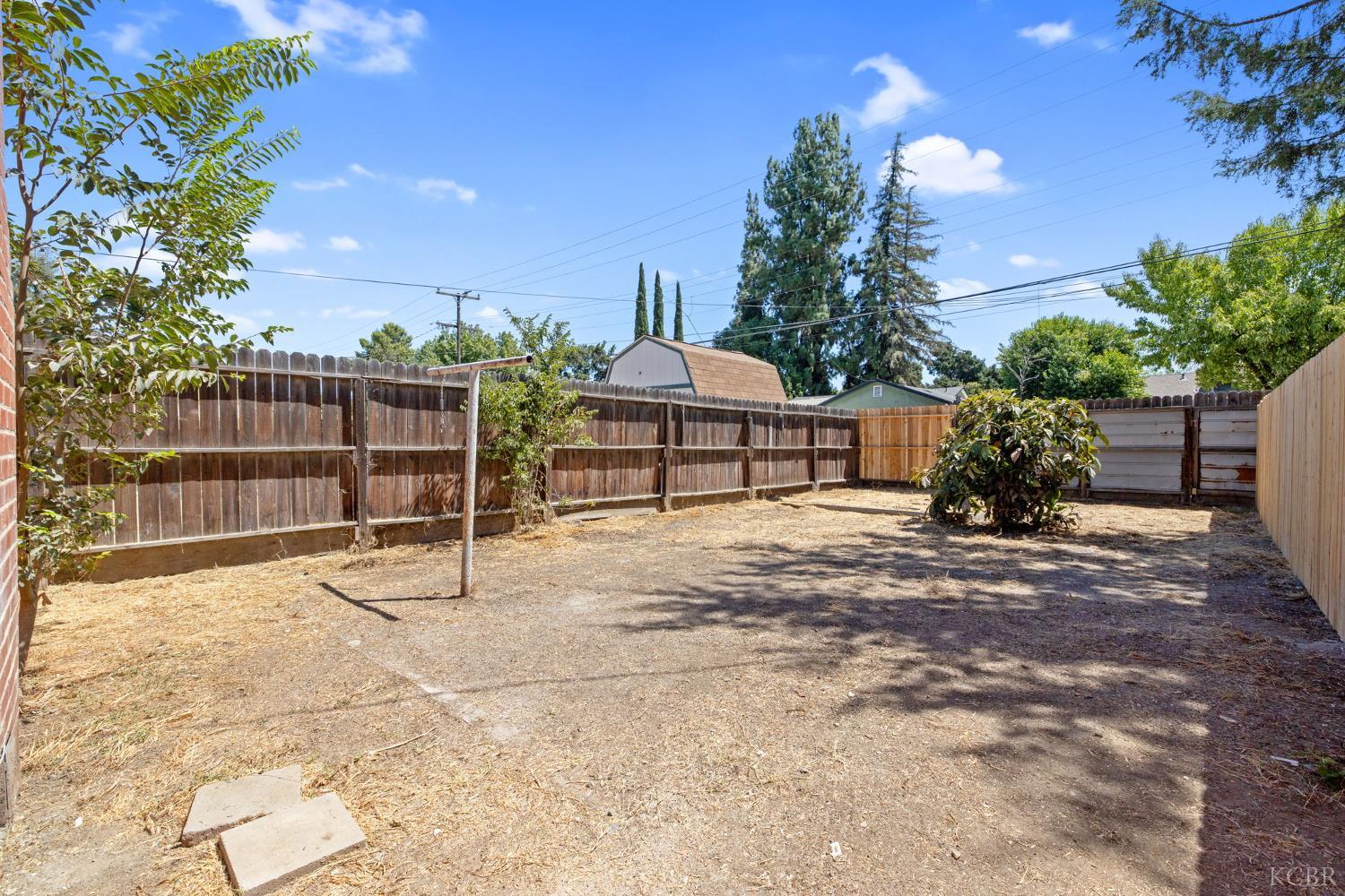 1114 N Conyer St, Visalia, CA 93291
