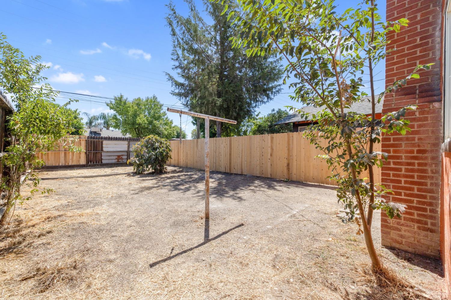 1114 N Conyer St, Visalia, CA 93291