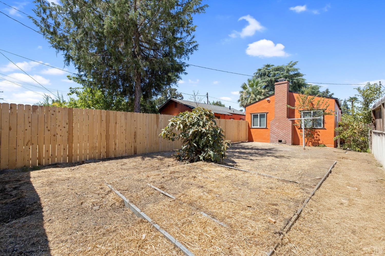 1114 N Conyer St, Visalia, CA 93291