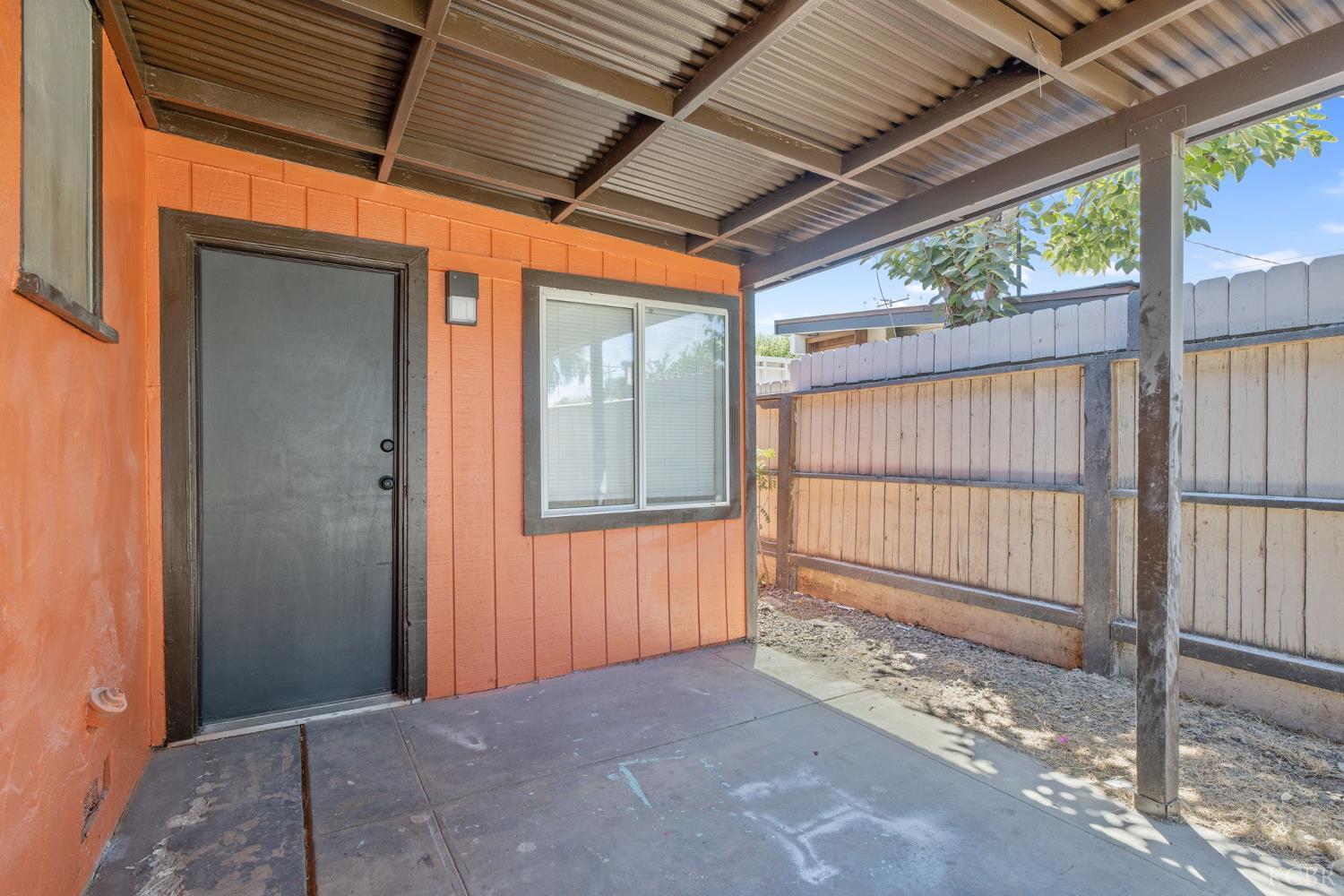 1114 N Conyer St, Visalia, CA 93291