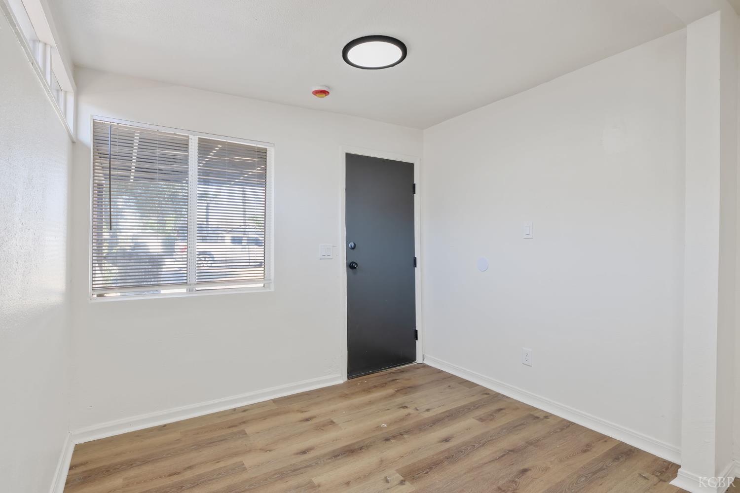 1114 N Conyer St, Visalia, CA 93291