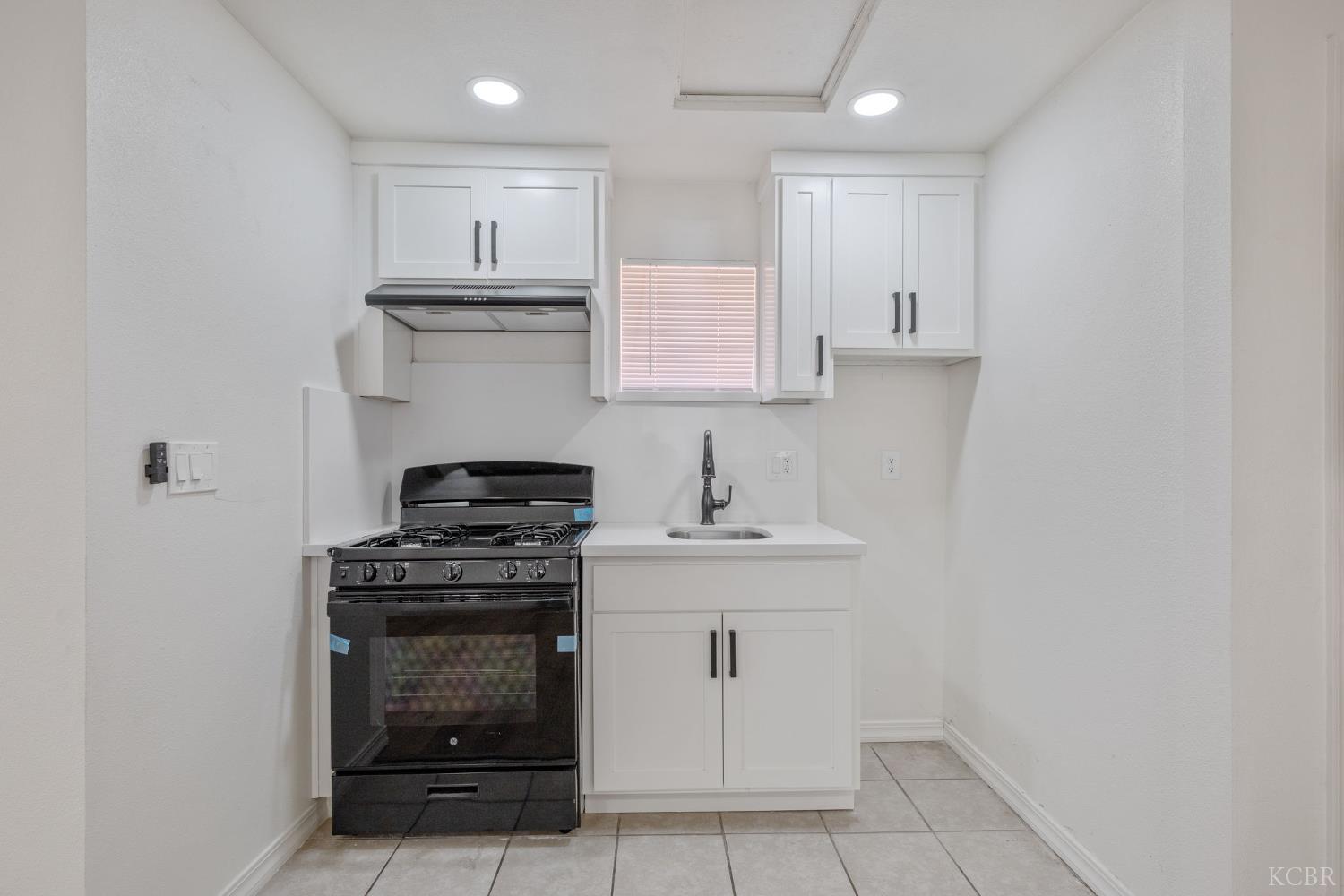 1114 N Conyer St, Visalia, CA 93291