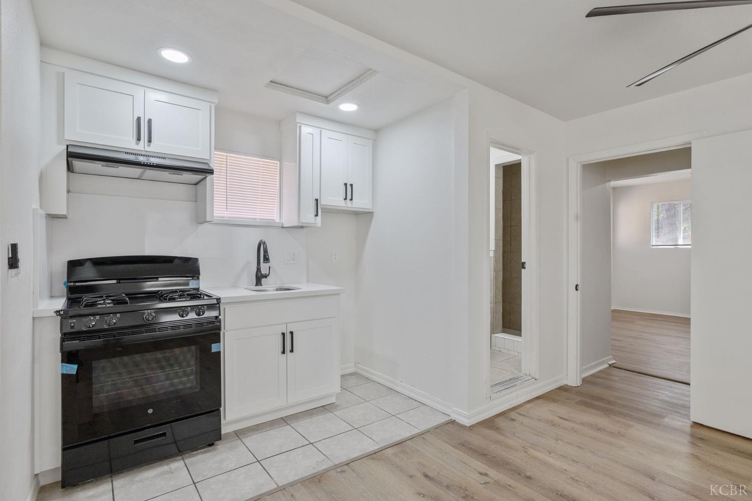 1114 N Conyer St, Visalia, CA 93291
