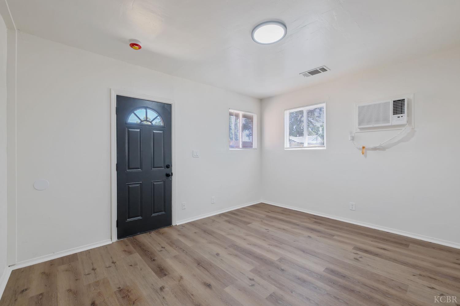 1114 N Conyer St, Visalia, CA 93291