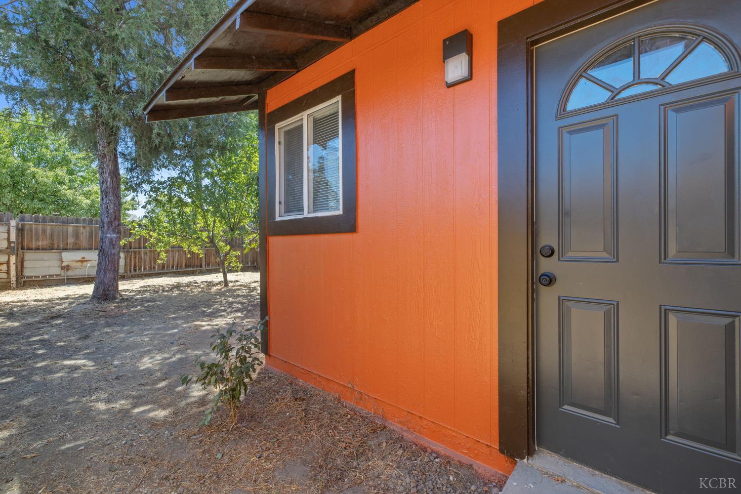 1114 N Conyer St, Visalia, CA 93291