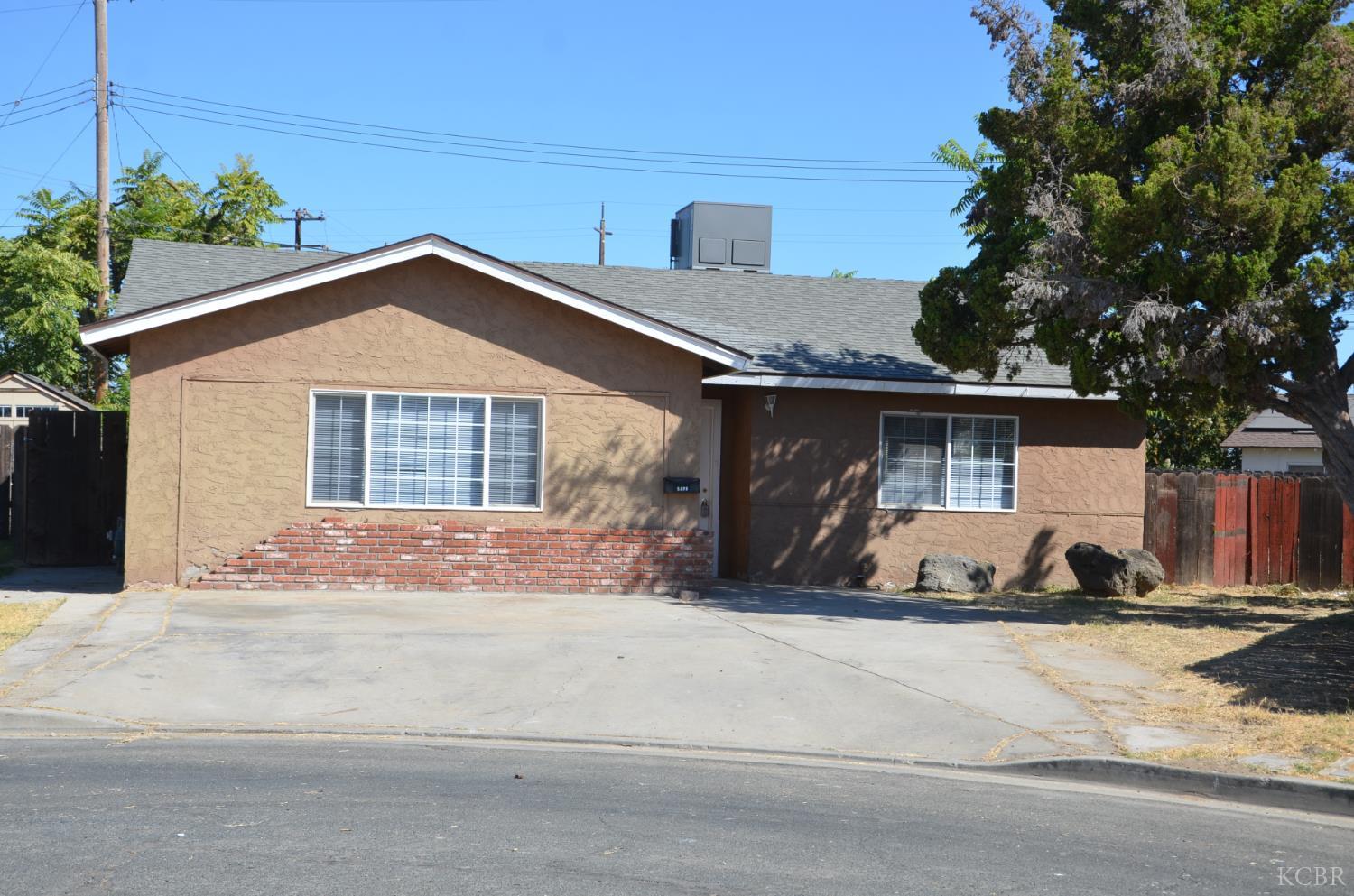 1076 Lincolnwood Cir, Hanford, CA 93230