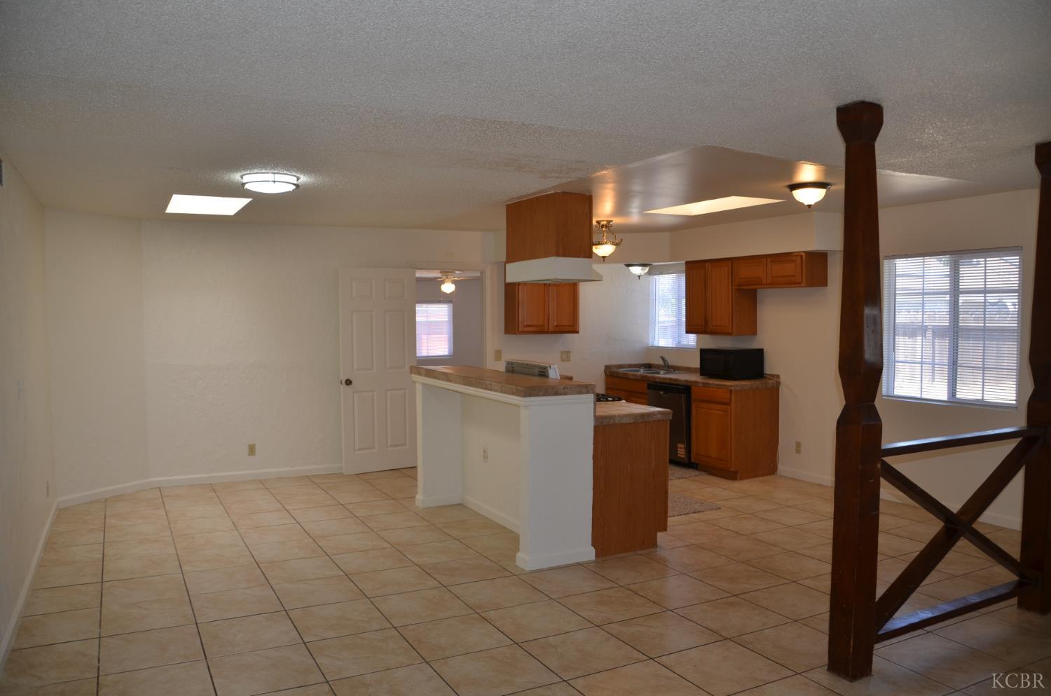 1076 Lincolnwood Cir, Hanford, CA 93230