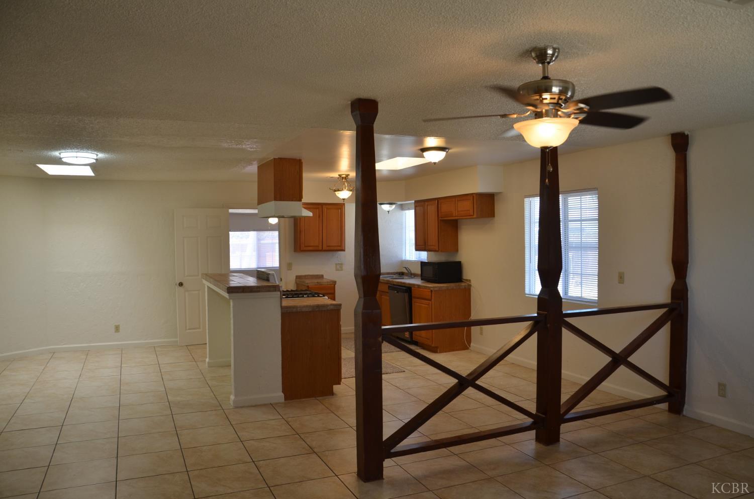 1076 Lincolnwood Cir, Hanford, CA 93230