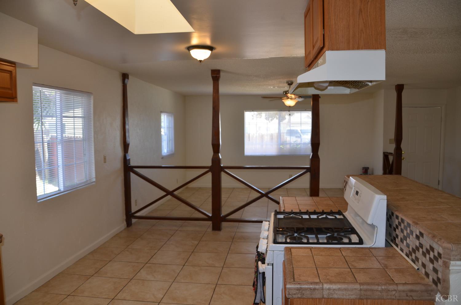 1076 Lincolnwood Cir, Hanford, CA 93230