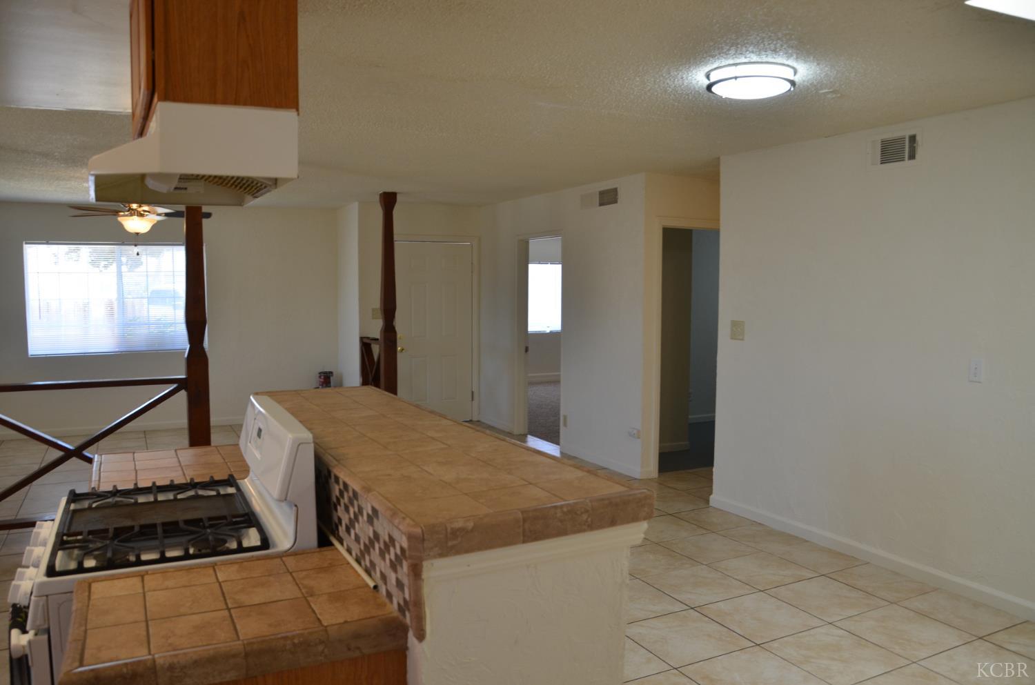 1076 Lincolnwood Cir, Hanford, CA 93230