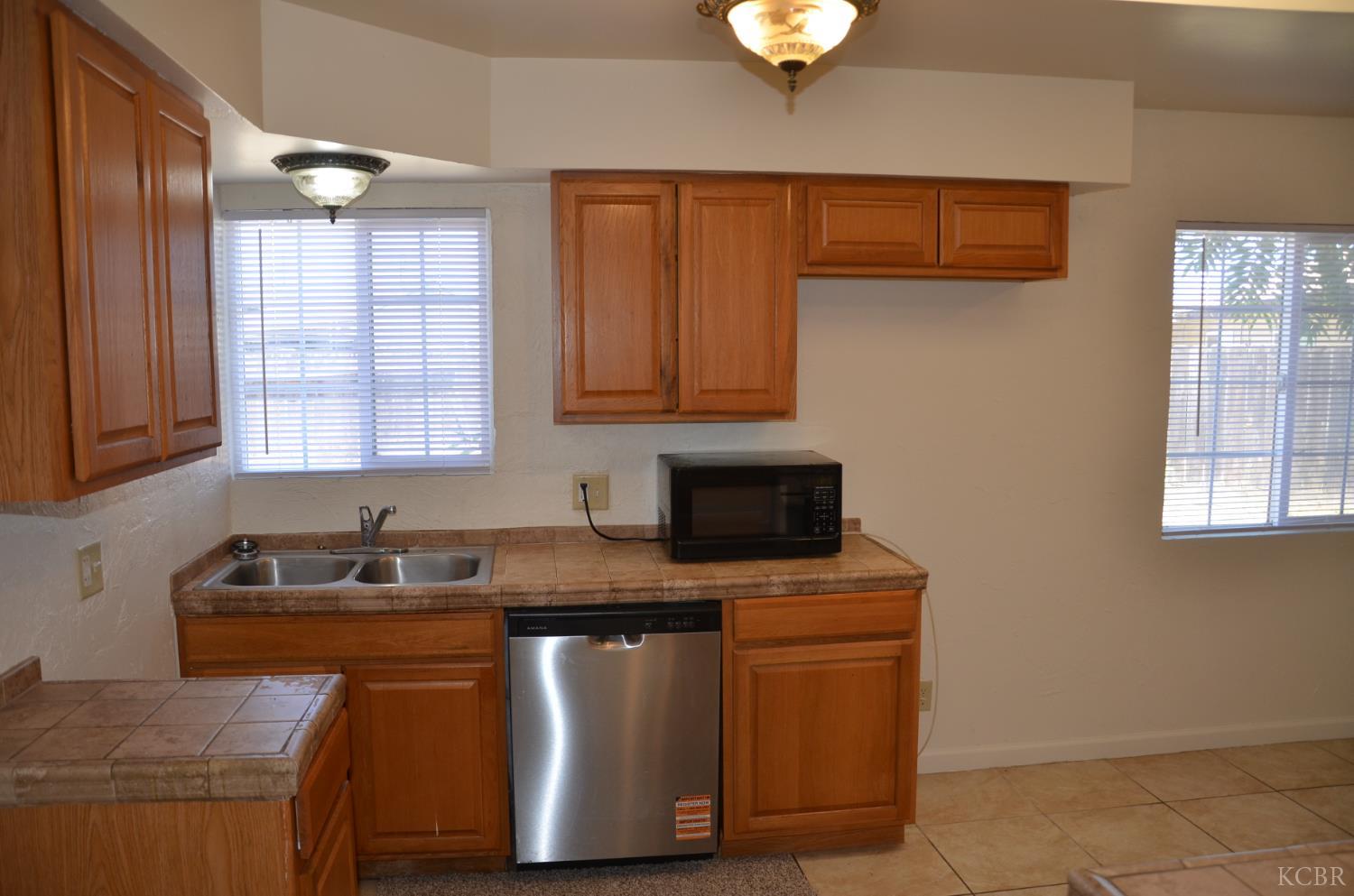 1076 Lincolnwood Cir, Hanford, CA 93230