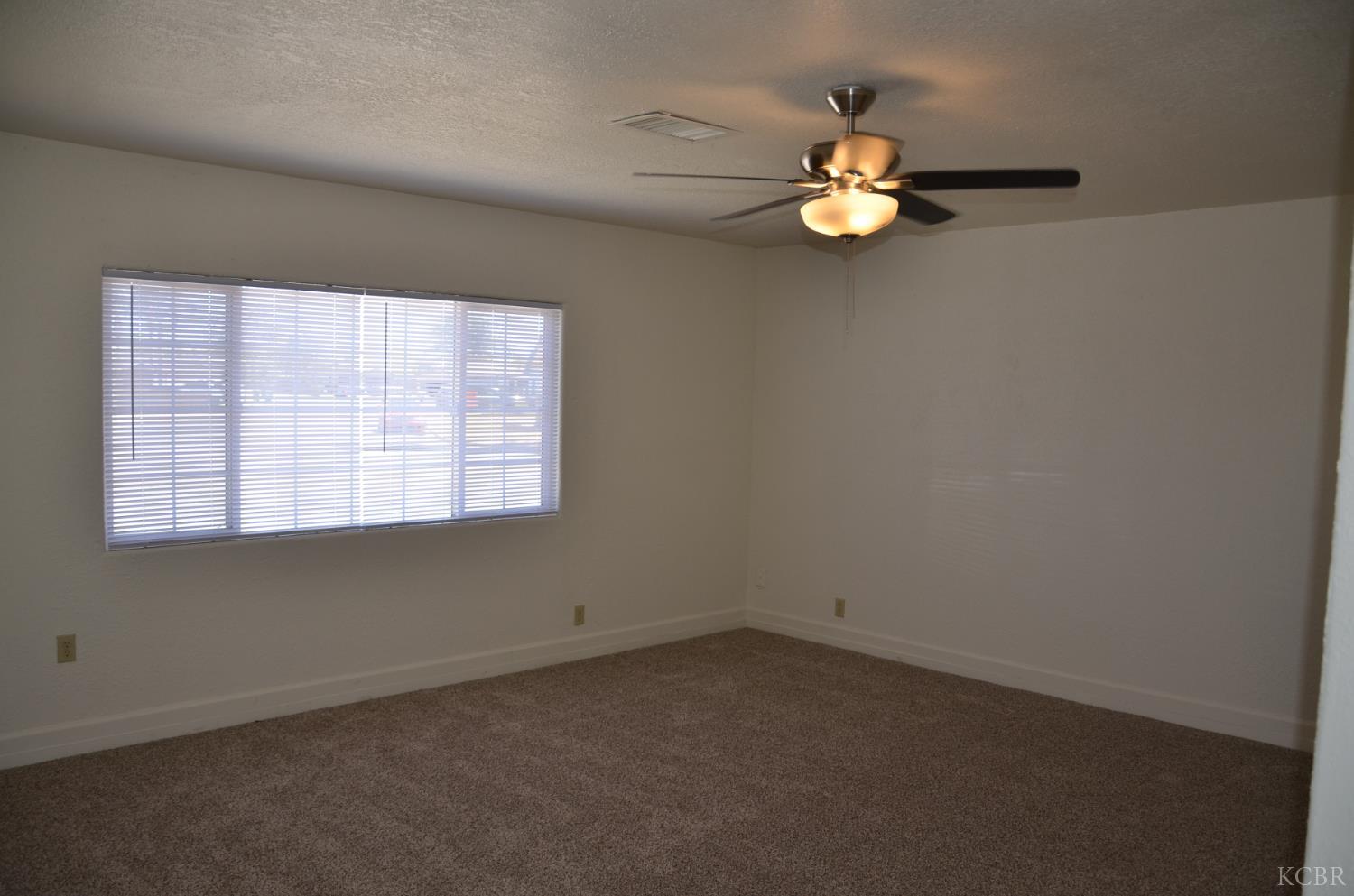 1076 Lincolnwood Cir, Hanford, CA 93230