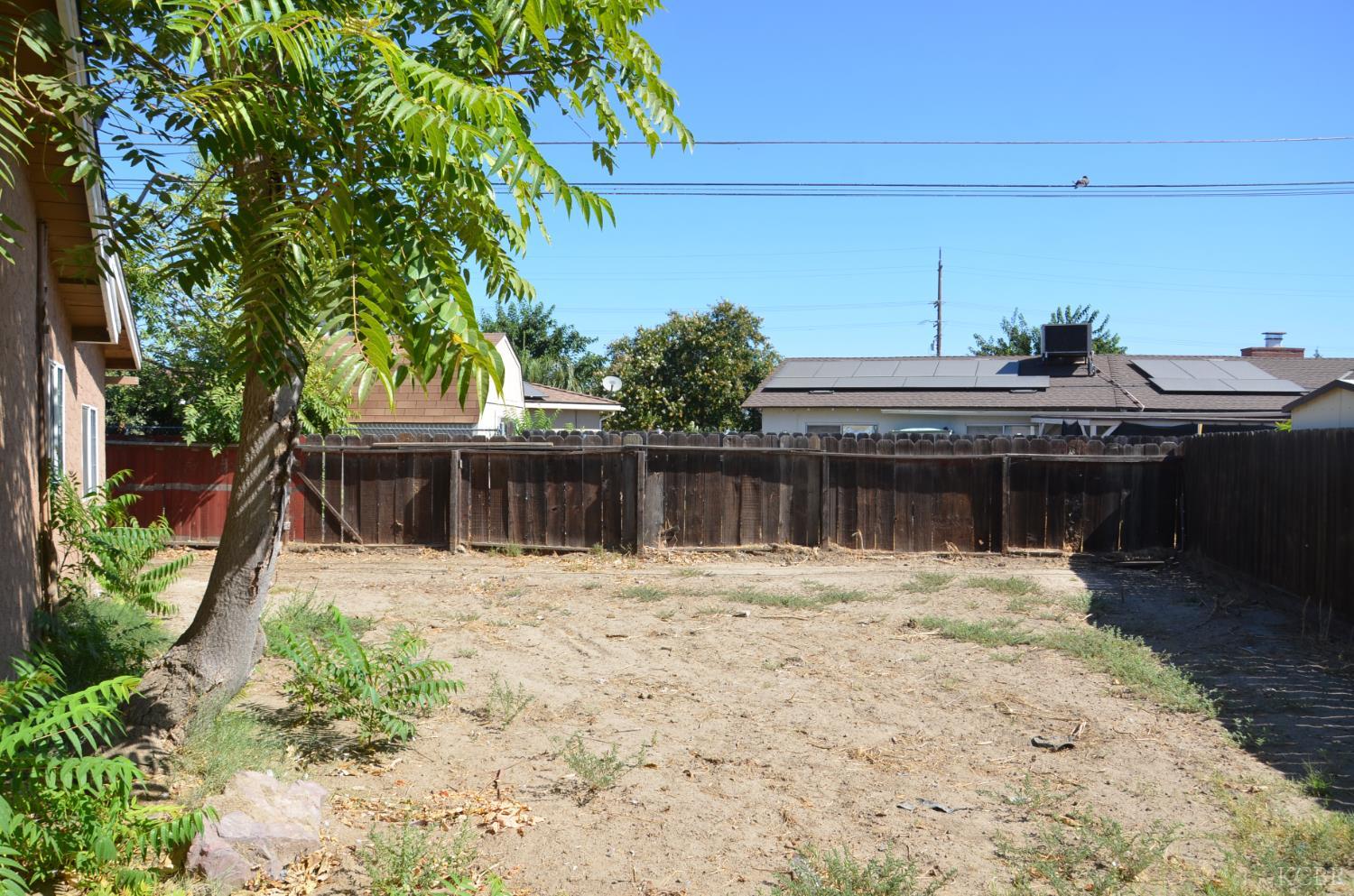 1076 Lincolnwood Cir, Hanford, CA 93230