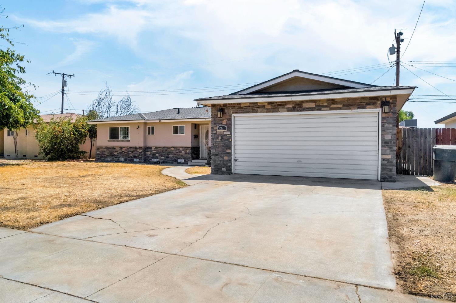 2021 Fairmont Dr, Hanford, CA 93230