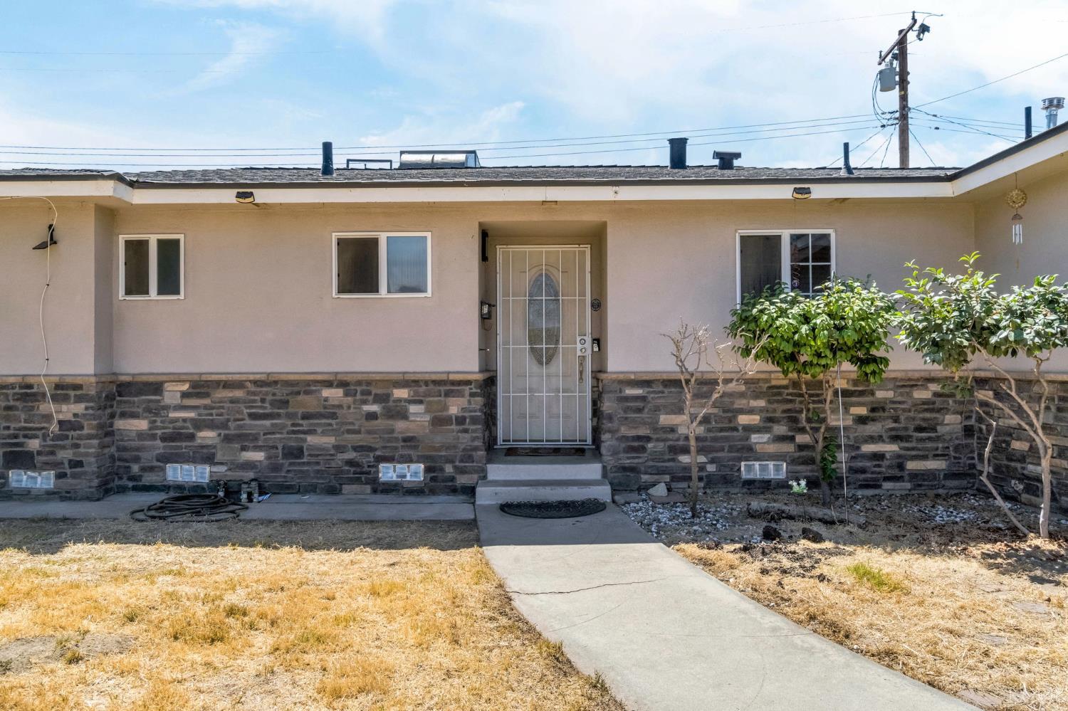 2021 Fairmont Dr, Hanford, CA 93230