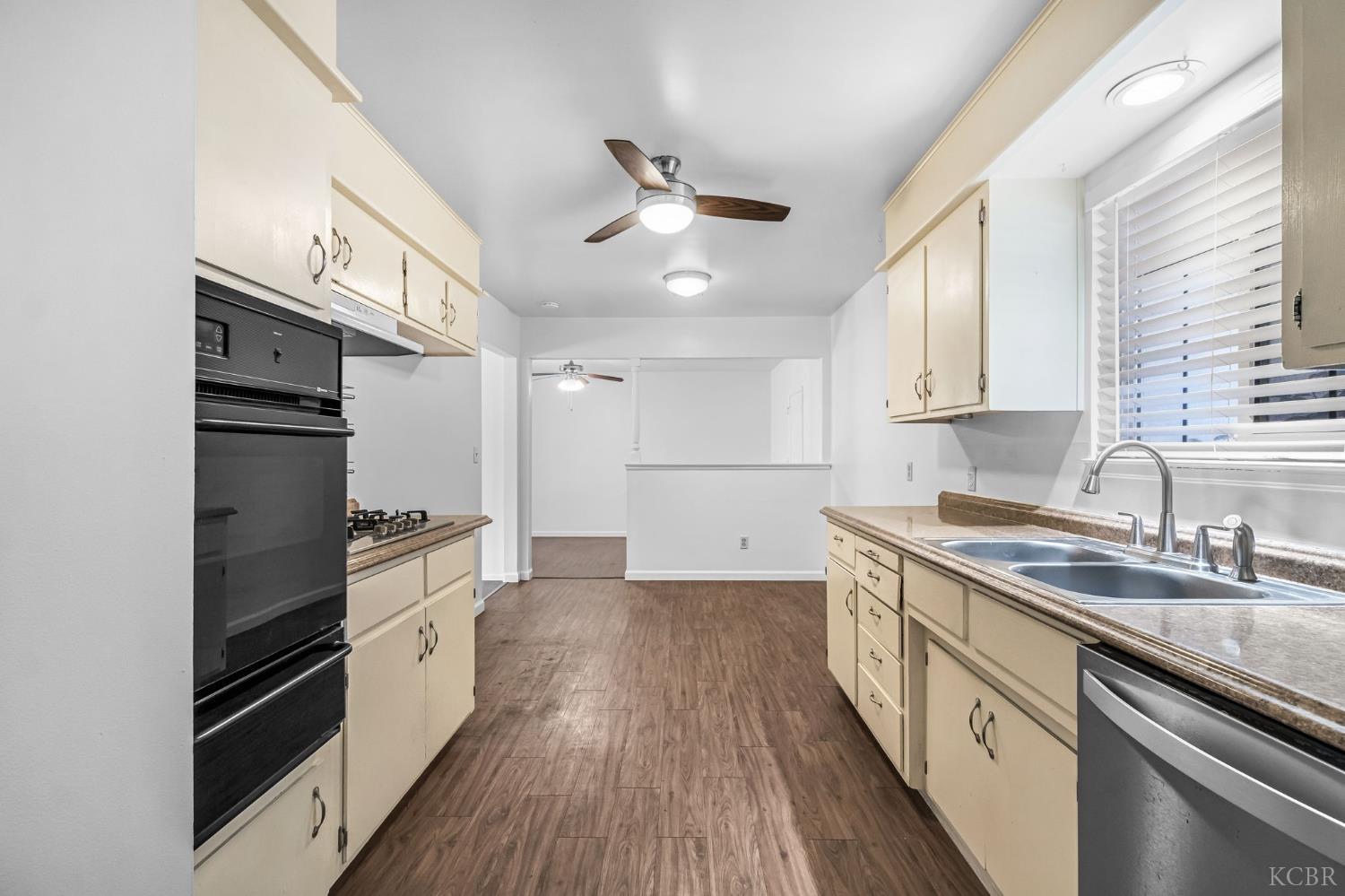 2021 Fairmont Dr, Hanford, CA 93230