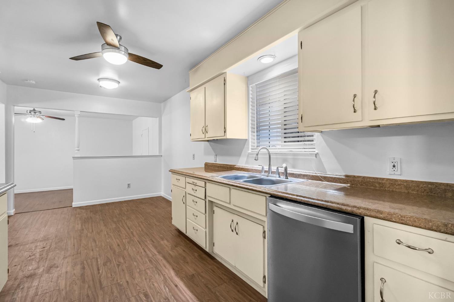 2021 Fairmont Dr, Hanford, CA 93230