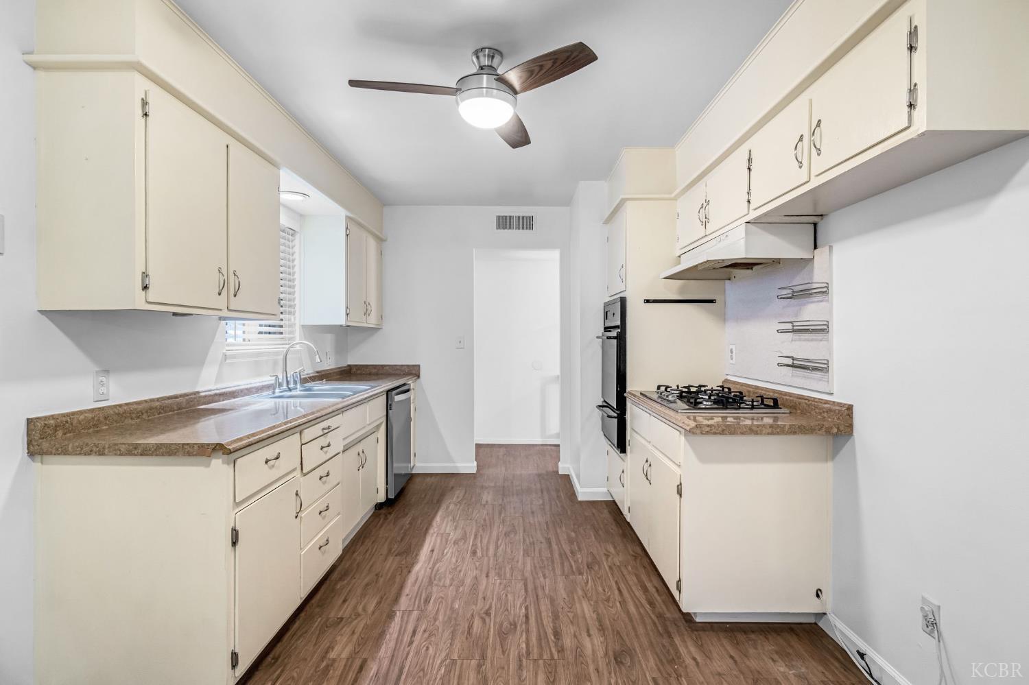 2021 Fairmont Dr, Hanford, CA 93230
