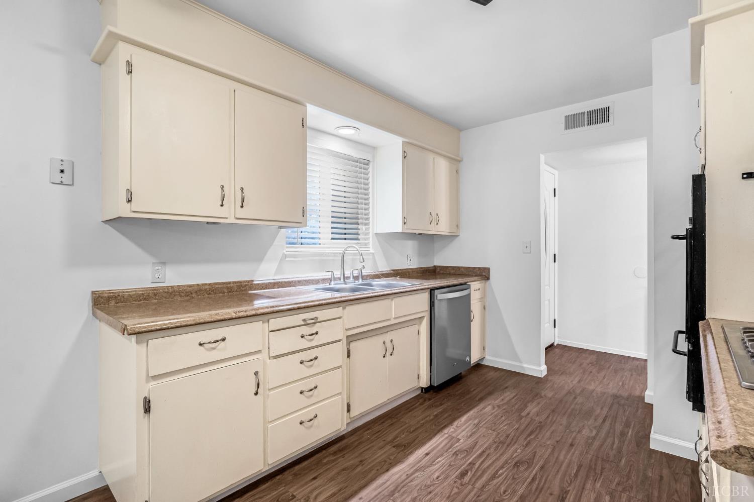 2021 Fairmont Dr, Hanford, CA 93230